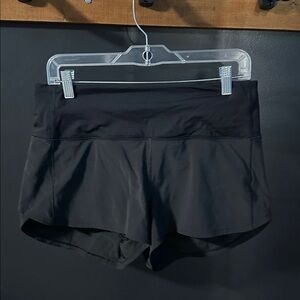 lululemon black flowy shorts with back pocket